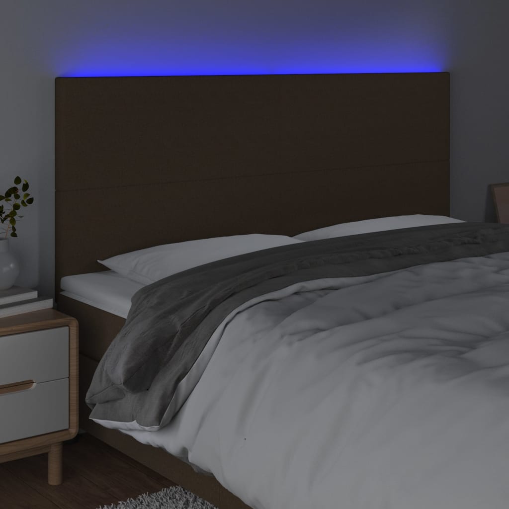 sengegavl med LED-lys 200x5x118/128 cm stof mørkebrun