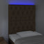 sengegavl med LED-lys 80x7x118/128 cm stof mørkebrun