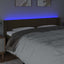 sengegavl med LED-lys 163x16x78/88 cm stof mørkebrun