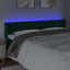 sengegavl med LED-lys 203x16x78/88 cm fløjl mørkegrøn