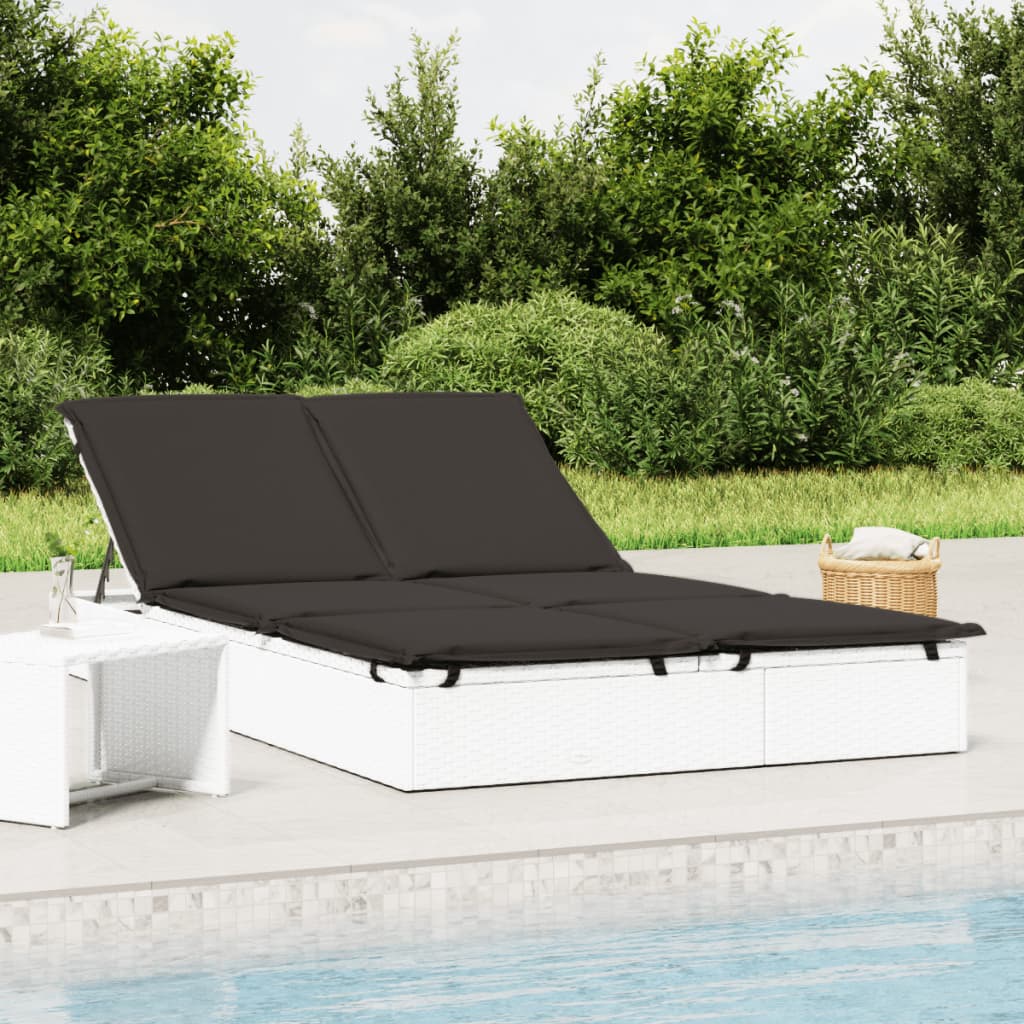 2-personers solseng i hvid polyrattan med sorte hynder