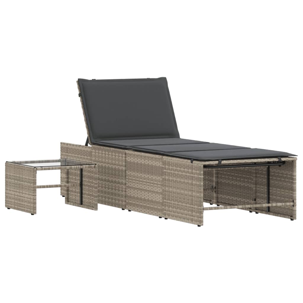 liggestole 2 stk. med bord lysegrå polyrattan