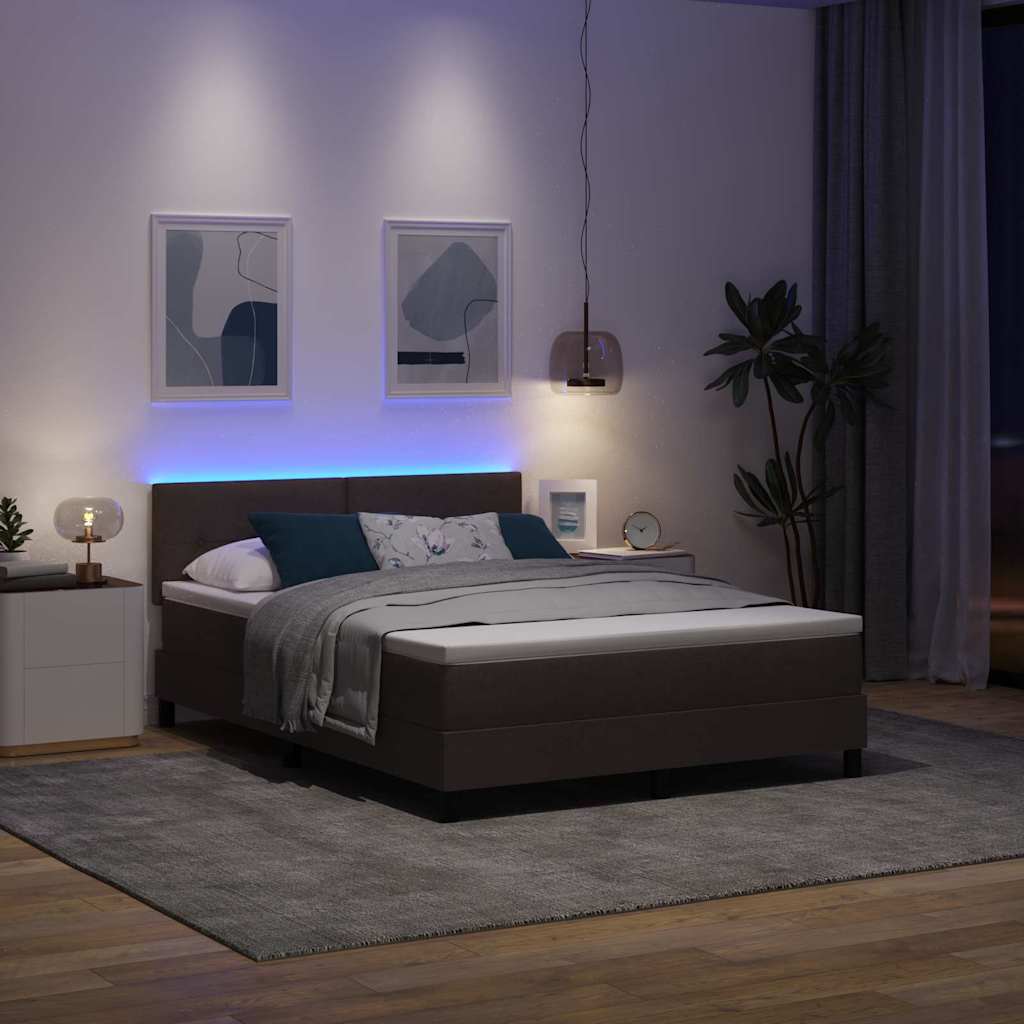 Box spring seng med LED-lysstrimler Mørk Brun 140 x 200 cm Stof