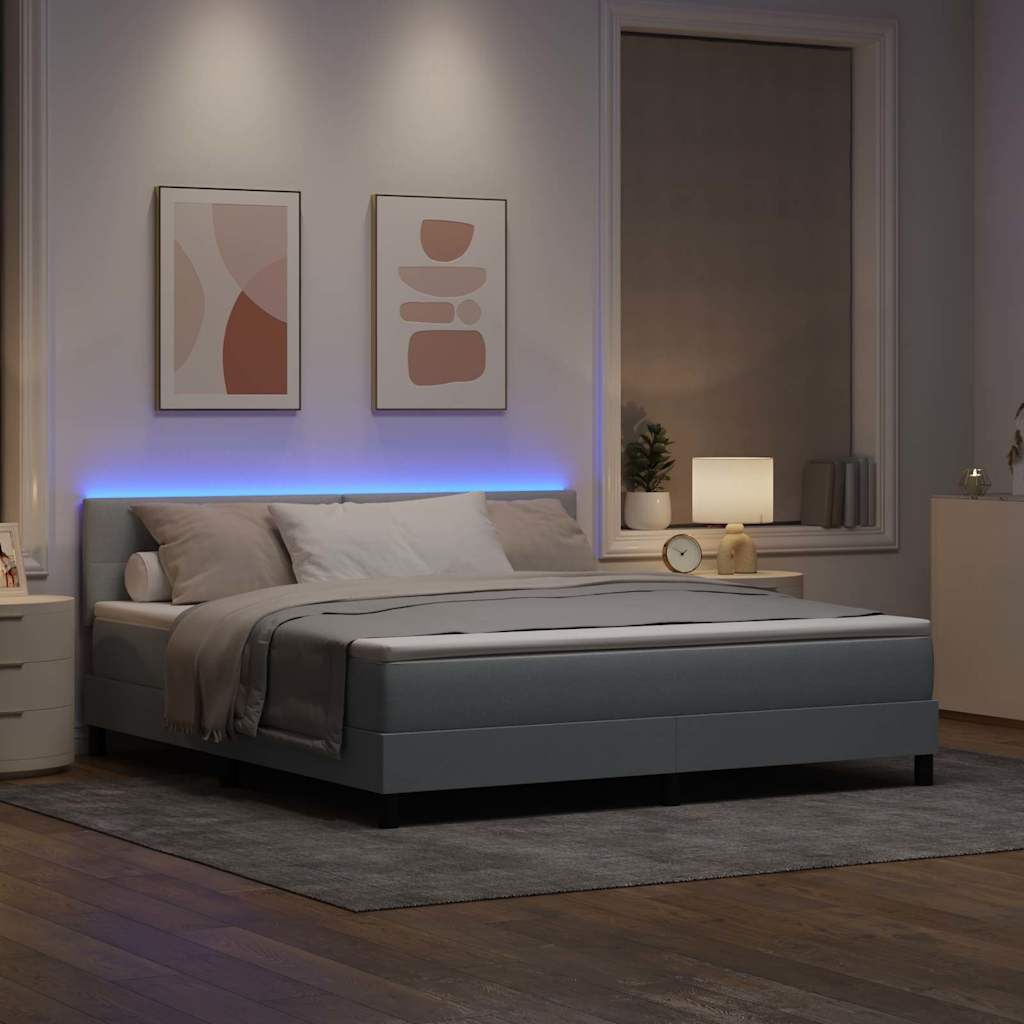 Box spring seng med LED-lysstrimler Lysegrå 180 x 200 cm Stof