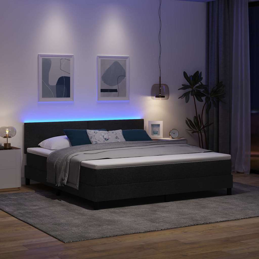 Box spring seng med LED-lysstrimler Sort 180 x 200 cm Stof