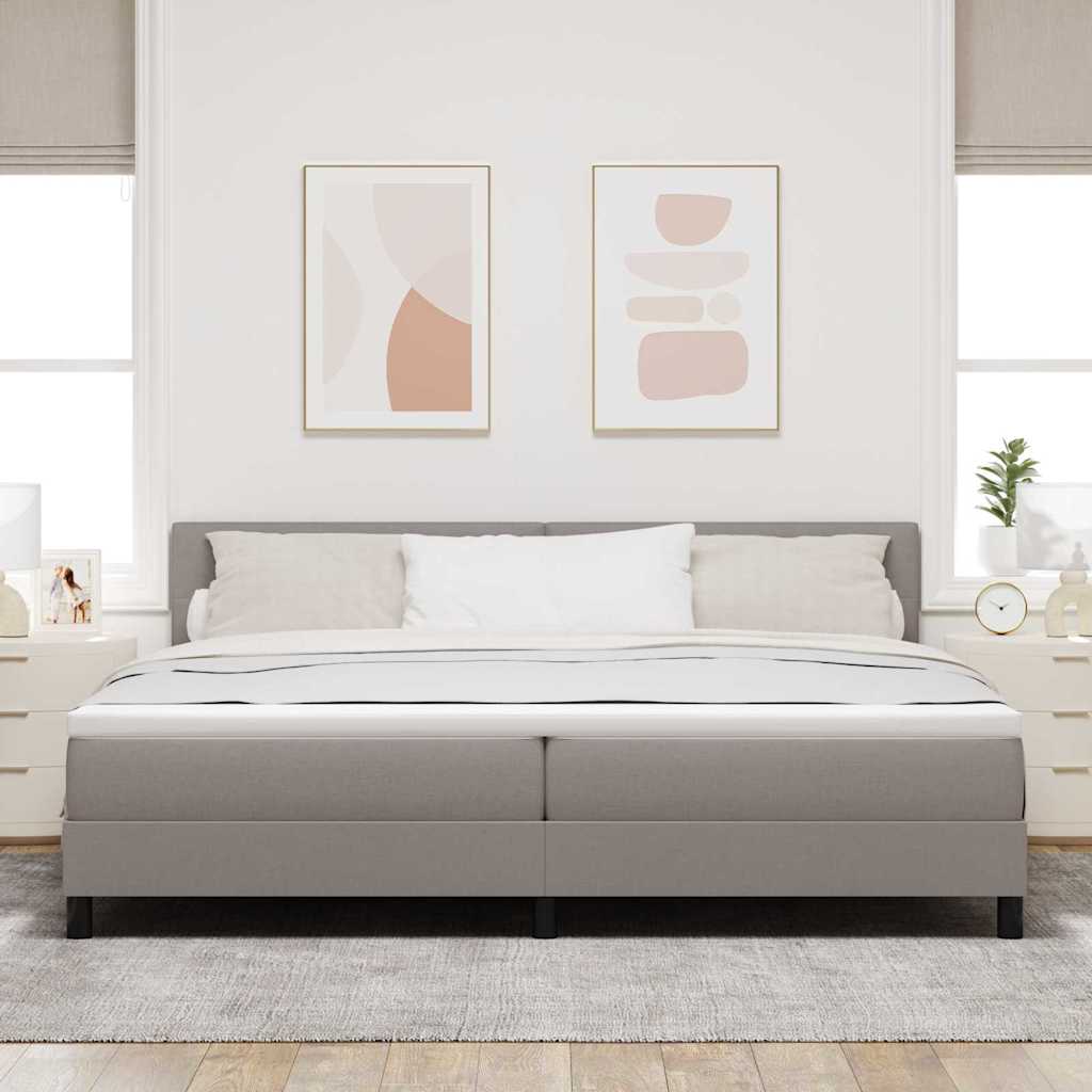 Box spring seng med LED-lysstrimler Gråbrun 200 x 200 cm Stof