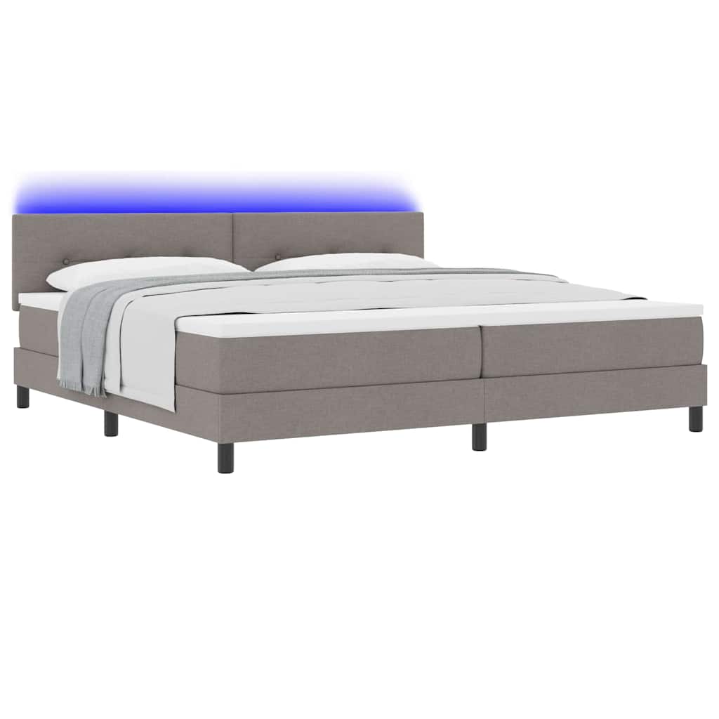 Box spring seng med LED-lysstrimler Gråbrun 200 x 200 cm Stof