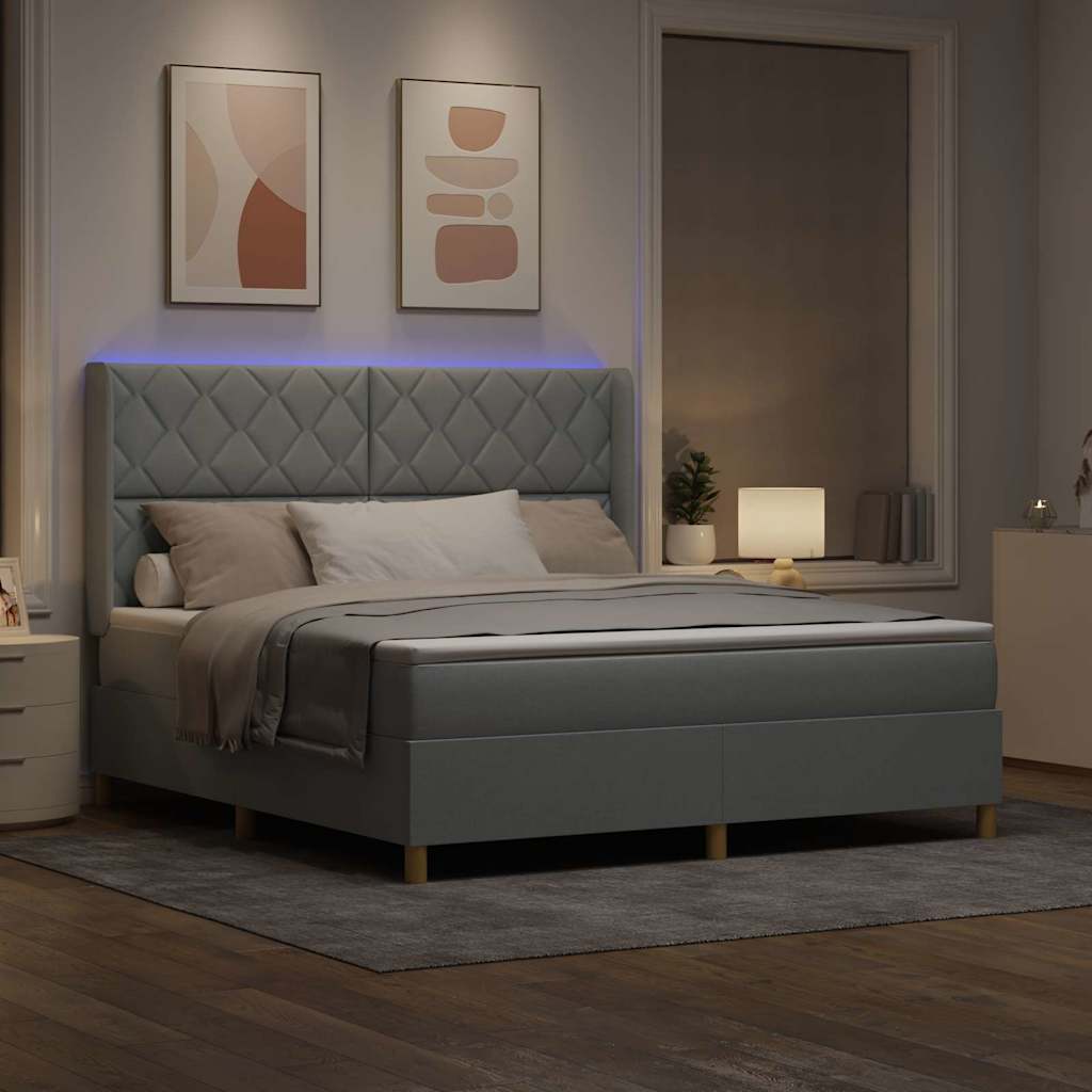 Box spring seng med LED-lysstrimler Lysegrå 180 x 200 cm Stof
