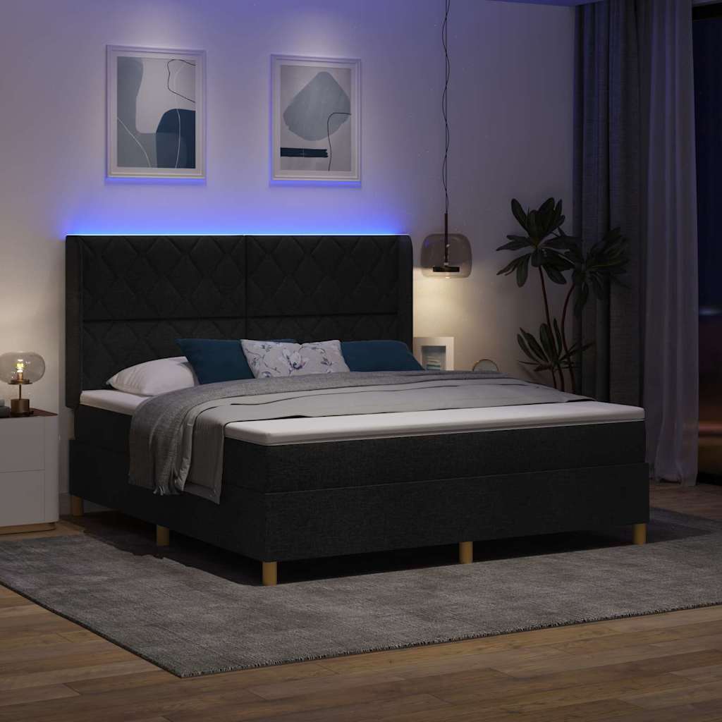 Box spring seng med LED-lysstrimler Sort 180 x 200 cm Stof