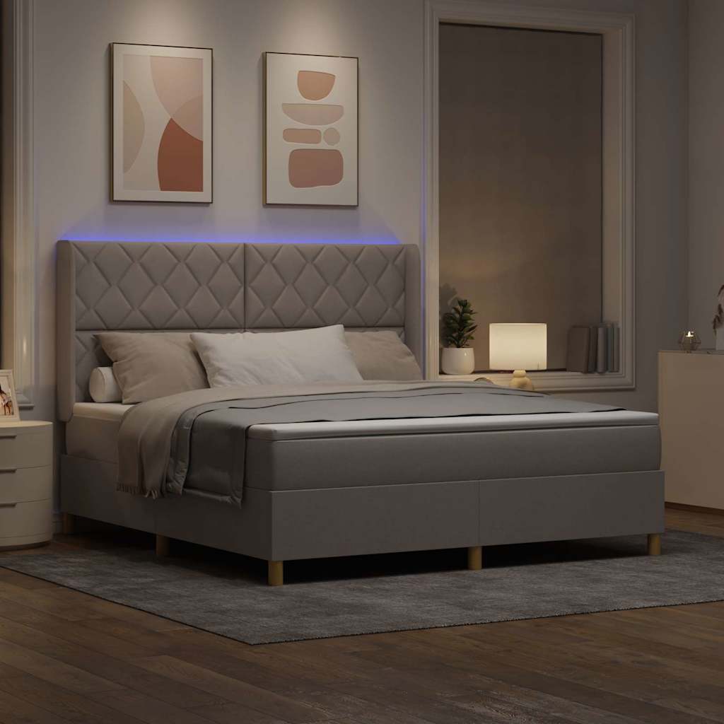Box spring seng med LED-lysstrimler Gråbrun 180 x 200 cm Stof