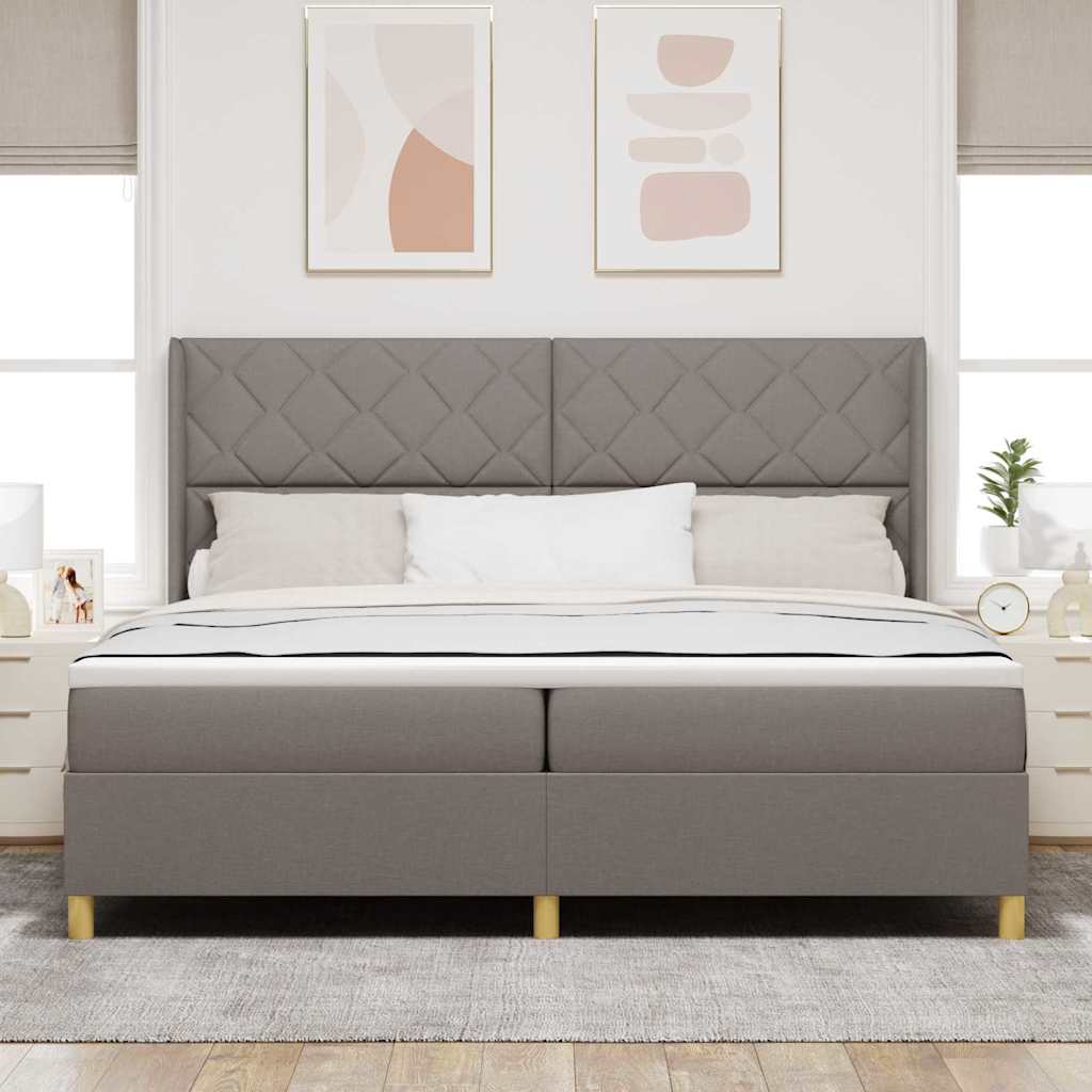 Box spring seng med LED-lysstrimler Gråbrun 200 x 200 cm Stof