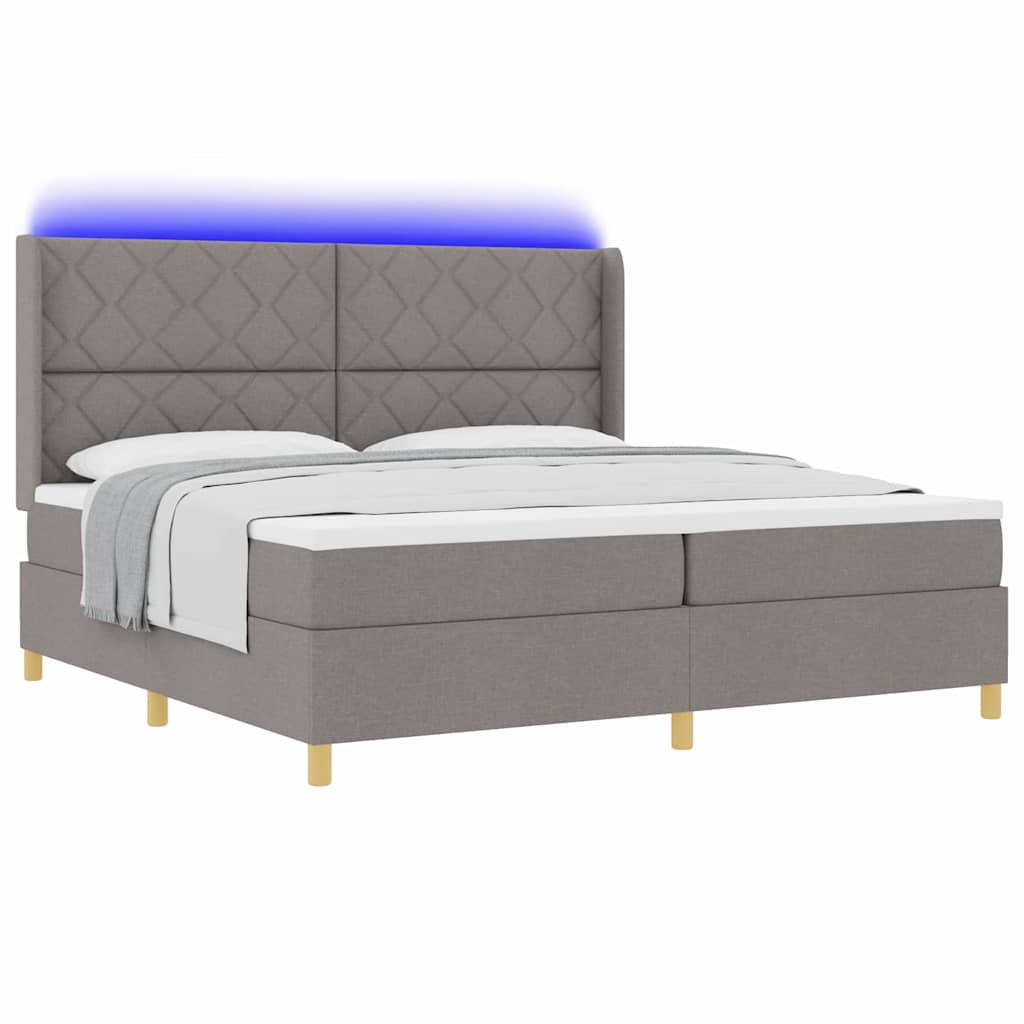 Box spring seng med LED-lysstrimler Gråbrun 200 x 200 cm Stof